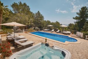 Sant Francesc de s'EstanyVilla B&M Experience的庭院内带热水浴池的游泳池