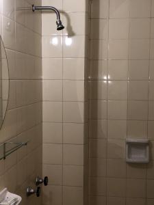 门多萨HOTEL EXPRESS MENDOZA的带淋浴喷头的浴室