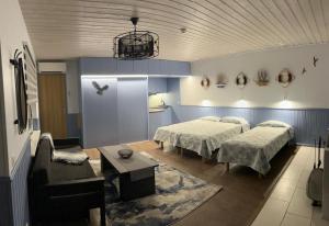派尔努温特劳本公寓的一间卧室配有两张床、一张桌子和一张沙发