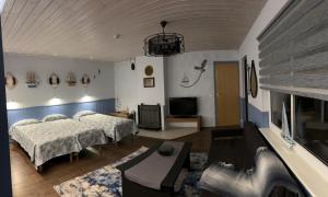 派尔努温特劳本公寓的一间卧室配有两张床和一台平面电视