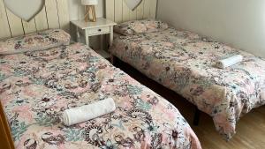 库尼特Apartamento Primera Linea de Mar, Cunit的一间卧室配有两张床和一个带灯的床头柜
