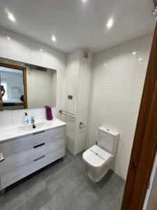 库尼特Apartamento Primera Linea de Mar, Cunit的白色的浴室设有卫生间和水槽。