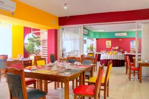 明德卢Hotel LIVVO Don Paco的用餐室设有桌椅和色彩缤纷的墙壁