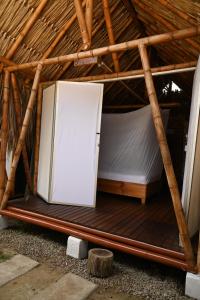 帕洛米诺Cabaña Beach Palomino的帐篷内冰箱,配有床