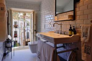 马贝拉La Fonda Heritage Hotel Luxury, Relais & Châteaux的一间带水槽和卫生间的浴室