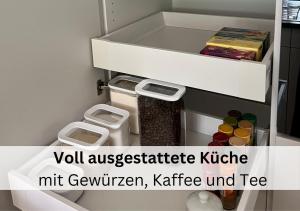 克罗伊茨林根Ferienhausträume Oase Bodensee的一个小浴室,配有白色冰箱,字眼低估了刀叉。