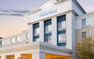 休斯顿Sonesta Essential IAH Airport JFK Boulevard - Newly Renovated的带有医院标志的办公楼