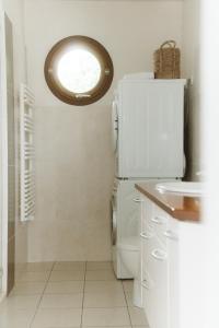 奥瑟戈尔蕨类酒店的一间带白色冰箱和窗户的浴室
