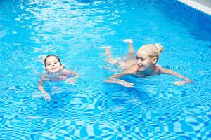 芽庄小明星酒店 的两个年轻女孩在游泳池游泳