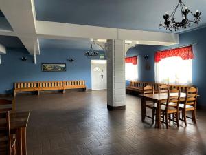 恰萨纳格拉Skalny Brzeg的一间配备有桌椅和蓝色墙壁的餐厅