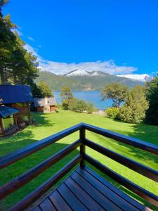 圣卡洛斯-德巴里洛切Cabañas Villa Labrador con costa de lago的享有湖泊和山脉美景的木凳