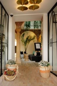 马贝拉La Fonda Heritage Hotel Luxury, Relais & Châteaux的大堂在地板上摆放着两个大篮子