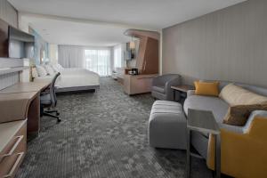 斯克内克塔迪斯克内克塔迪莫霍克港万怡酒店的配有一张床和一张书桌的酒店客房