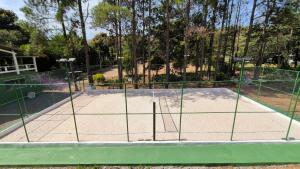 阿蒂巴亚Atibaia Residence Hotel & Resort的网球场,球场上设有网