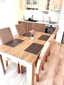 瓦尔纳Апартамент Франческа的厨房配有带椅子的木桌和桌子。