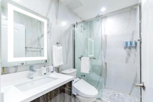 多伦多Luxury 2BR Unit - Heart of the Chinatown的白色的浴室设有水槽和淋浴。