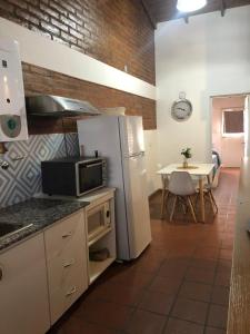 玛德琳港Mamama’s House的厨房配有白色冰箱和桌子
