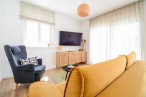 萨利Kuća za odmor LAVANDA的客厅配有沙发和椅子