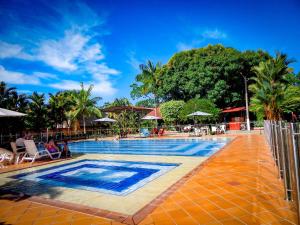 比亚维森西奥Hotel campestre las palmas的棕榈树度假村的游泳池