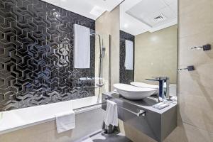 迪拜Unlock Metropolis Business Bay的一间带水槽和卫生间的浴室