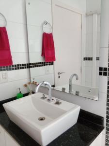 蒂巴吉Pousada La Casona的浴室设有白色水槽和镜子