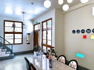 安平区朗香洋房 法式老洋房 台南民宿684編號的一间带桌椅的用餐室
