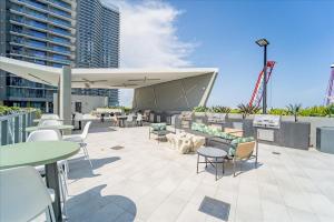 迈阿密TR Miami 2 Bedroom Condo and Studio with Balcony的一座配有桌椅的庭院和一座建筑
