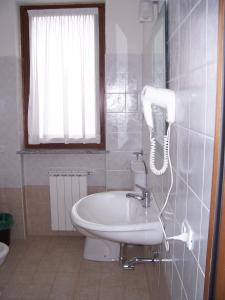索马伦巴多吉瓦那别墅酒店的一间带水槽的浴室和墙上的一部电话