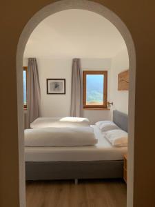 奥蒂塞伊Apartments Stroblhof的一间卧室设有两张床和窗户。