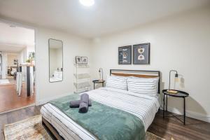 多伦多Modern 2BR Apt - Close to Trinity Bellwoods Park的一间卧室配有一张大床和镜子