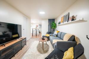 多伦多Modern 2BR Apt - Close to Trinity Bellwoods Park的带沙发和平面电视的客厅