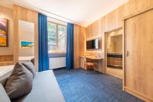 克莱沃Koener Hotel & Spa的配有一张床和一张书桌的酒店客房