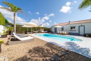 阿尔热祖尔AnchorHouse Portugal的一座带游泳池和房子的别墅