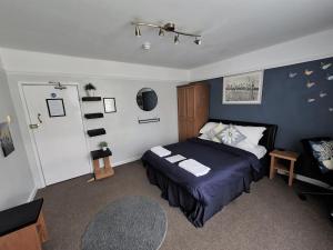 斯劳Sussex Lodge Guest House的一间卧室配有一张床和一把椅子