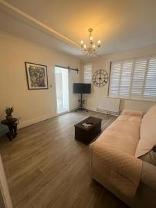 South Norwood2 Bed APT In Croydon Perfect For Weekly Stays的客厅配有沙发和桌子