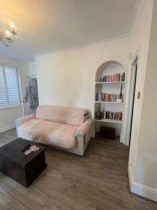 South Norwood2 Bed APT In Croydon Perfect For Weekly Stays的带沙发和书架的客厅