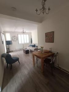 South Norwood2 Bed APT In Croydon Perfect For Weekly Stays的客厅配有桌子和沙发