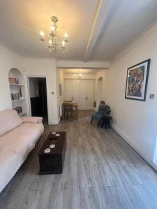 South Norwood2 Bed APT In Croydon Perfect For Weekly Stays的客厅配有沙发和桌子