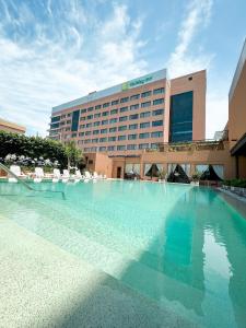 埃塞萨埃塞萨机场假日酒店的酒店前方的大型游泳池