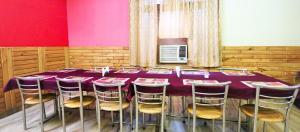 斋浦尔Hotel Manohar Palace的一间用餐室,配有一张紫色的桌子和椅子