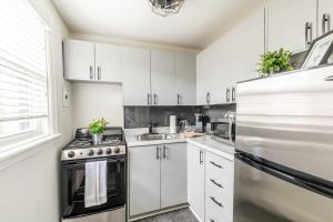 Sleek 1BR Apartment - James South district的厨房或小厨房