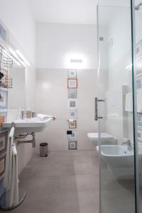 阿尔盖罗MaBi的白色的浴室设有水槽和卫生间。