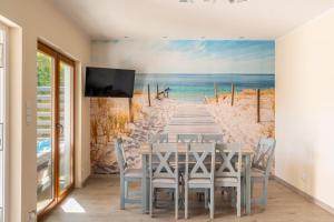德布吉Milagro Baltico的海滩皮板和壁画木板