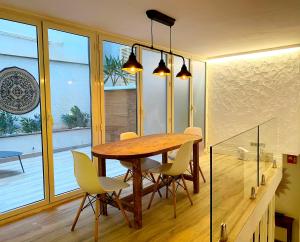 马略卡岛帕尔马Y Hostel - Albergue Juvenil的一间带木桌和椅子的用餐室
