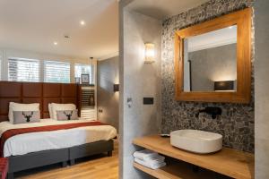 洛坎杰罗卡涅住宿酒店的一间卧室配有床、镜子和水槽
