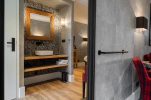 洛坎杰罗卡涅住宿酒店的一间带水槽和镜子的浴室