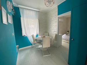 巴里Newhouse Dante的蓝色的客房配有桌椅和一间卧室