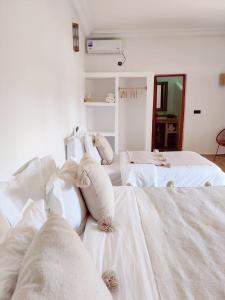扎古拉Zagora Oasis Lodge的客房内的两张床和毛巾