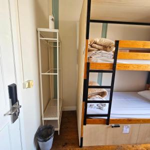里斯本Rossio Hostel的带两张双层床和一扇门的房间