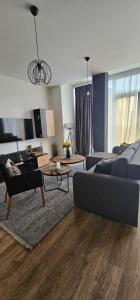 布戈伊诺Apartman Gold的客厅配有沙发和桌子